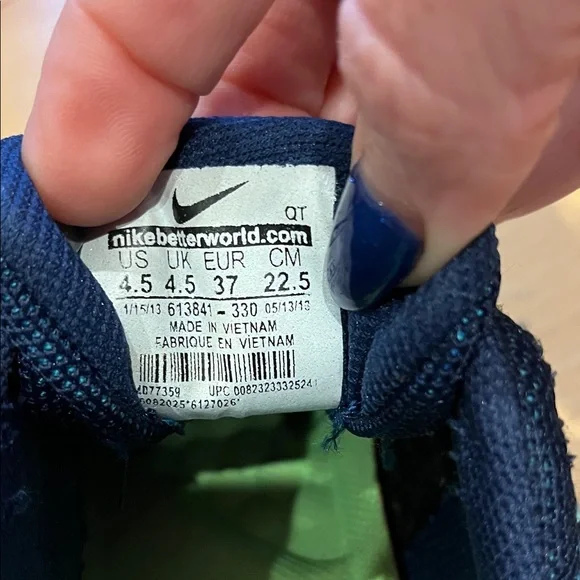 Nike Women's Teal and Black Running Shoes - Picture 7 of 7